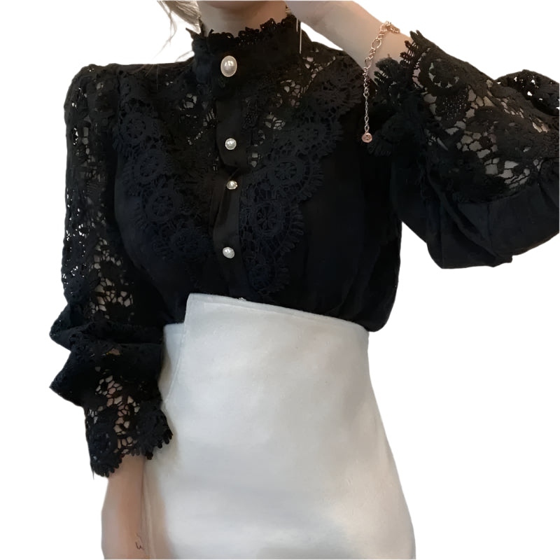 Komfortabel og stilfull langermet blondebluse for kvinner, med elegant hullmønster, passer til mange anledninger.