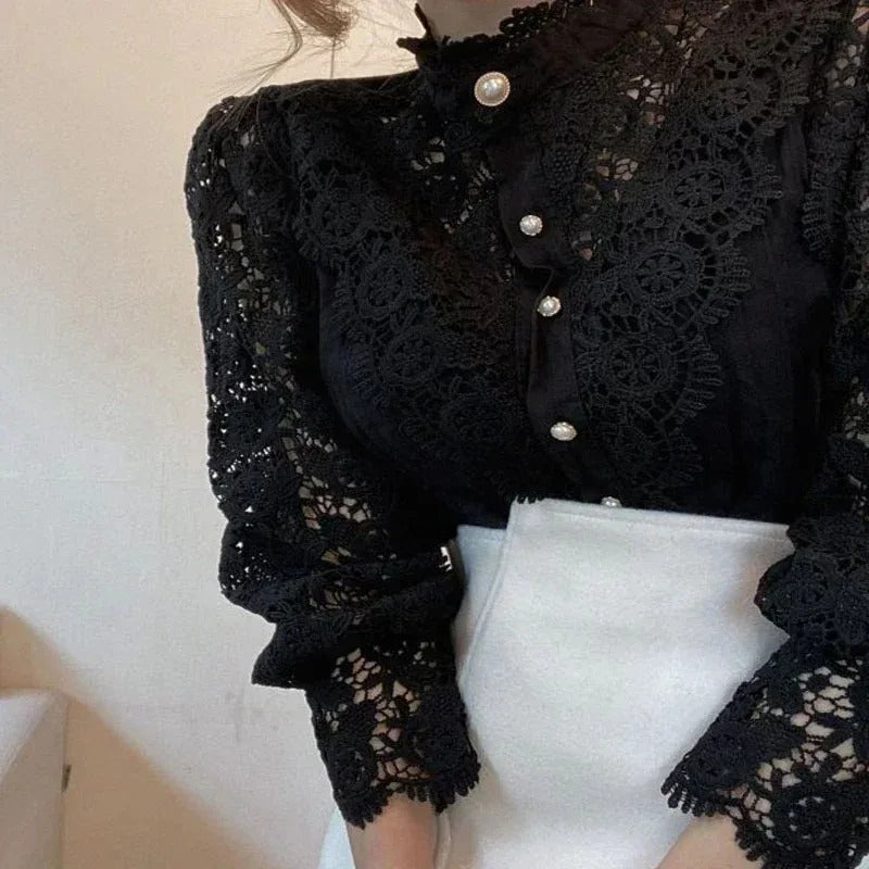 Chic hvit blondebluse/topp for kvinner, med elegant hullmønster, perfekt for fest eller fritid.
