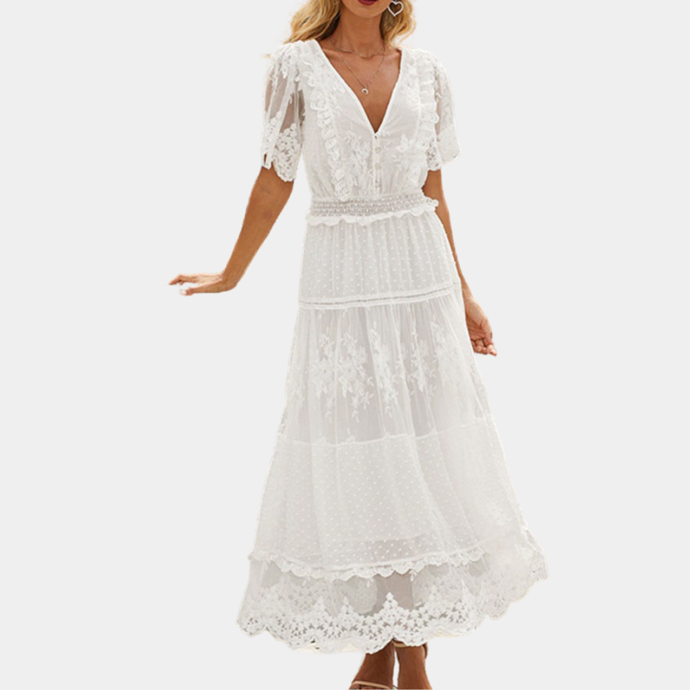 Elegant hvit blondekjole for kvinner i romantisk stil. Perfekt som festkjole, sommerkjole eller til bryllup.