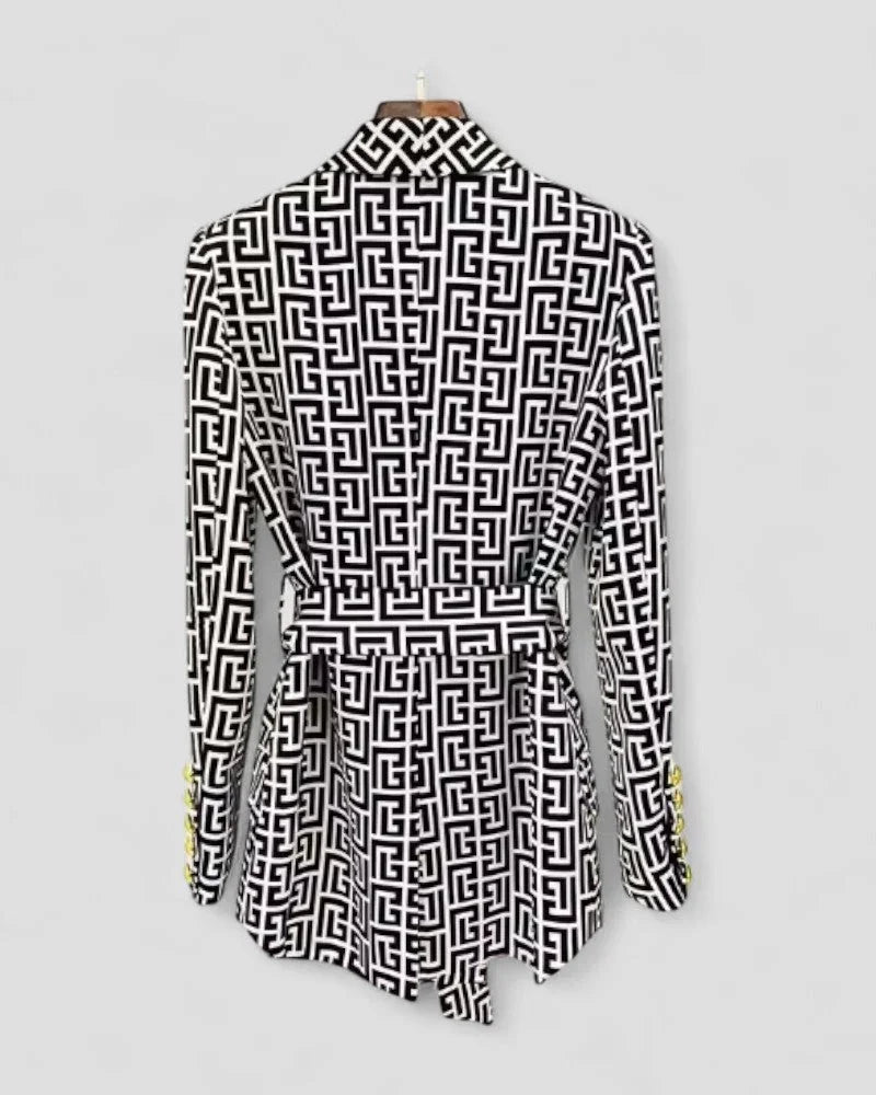Moderne kvinneblazer med stilfullt geometrisk mønster. Allsidig design for jobb, fest og elegante anledninger.