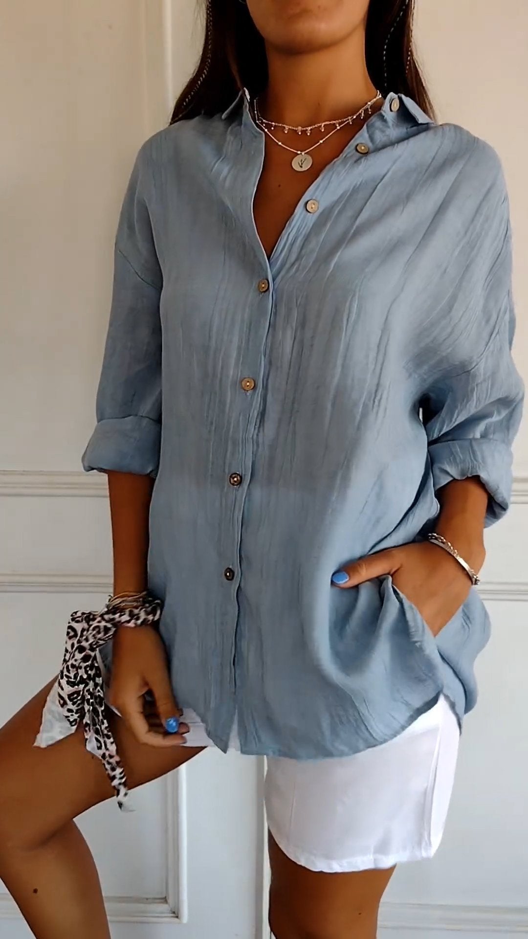Allsidig langermet bluse med elegante folder; ideell for casual antrekk, jobb eller vår/sommer.