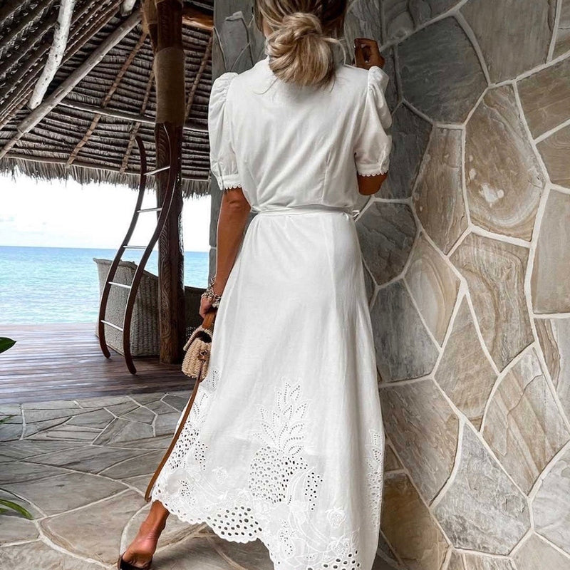 Behagelig sommerkjole med broderi til kvinner. Lang, casual maxikjole, ideell for varme dager.