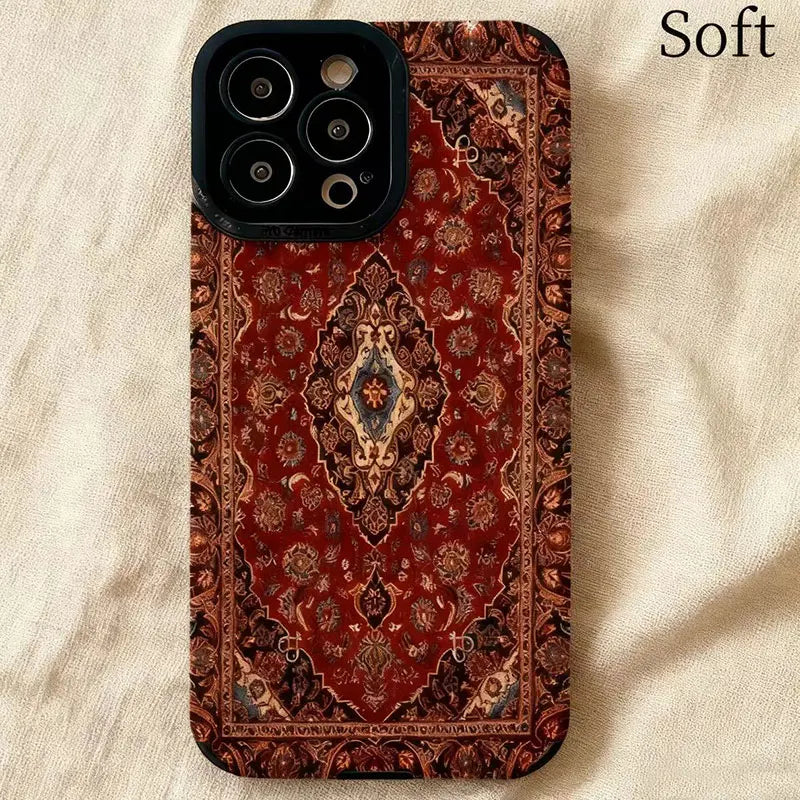 iPhone deksel med detaljert persisk mønster i brune nyanser. Slitesterk beskyttelse mot riper og støt.