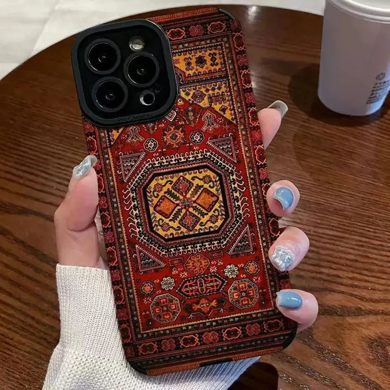 Unikt TPU iPhone deksel med brunt og svart persisk teppemønster. Gir elegant og robust mobilbeskyttelse.