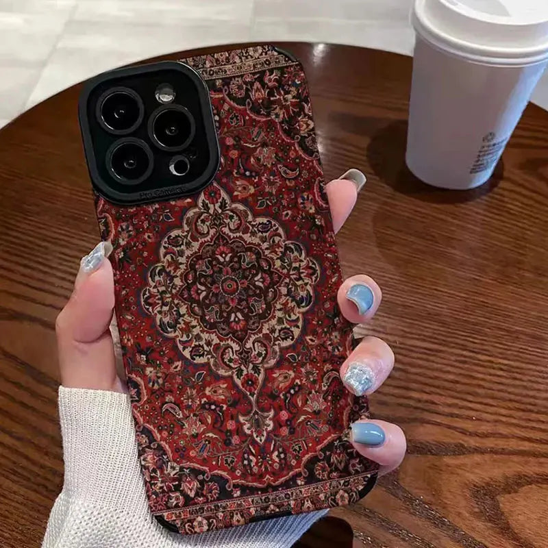 Stilig iPhone deksel med persisk teppemønster. Beskytter mobilen mot riper og støt med unikt design.