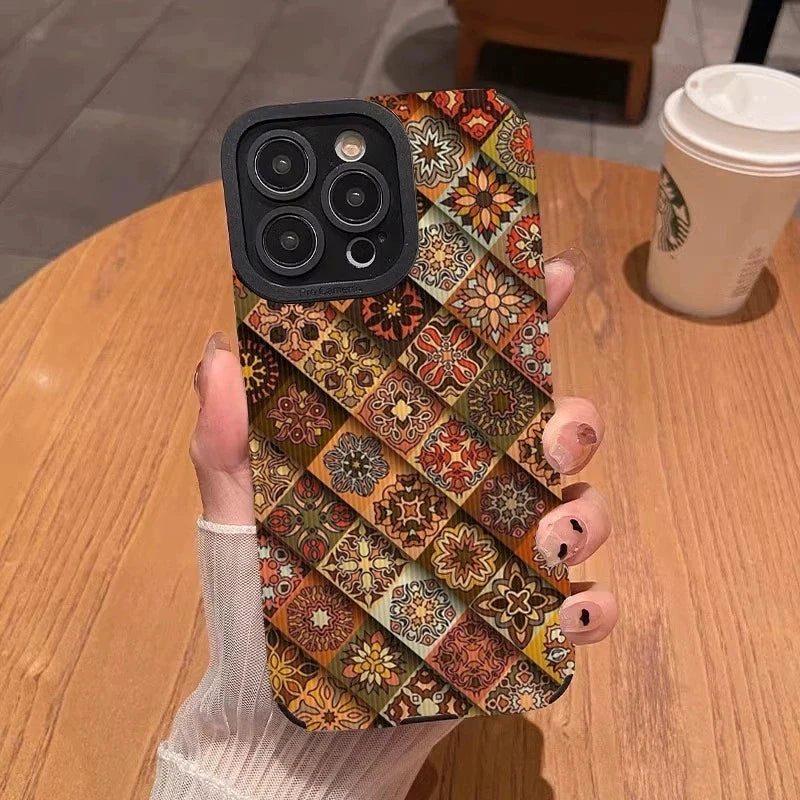 iPhone deksel i brunt og svart med autentisk persisk mønster. Perfekt for unik og sikker mobilbeskyttelse.