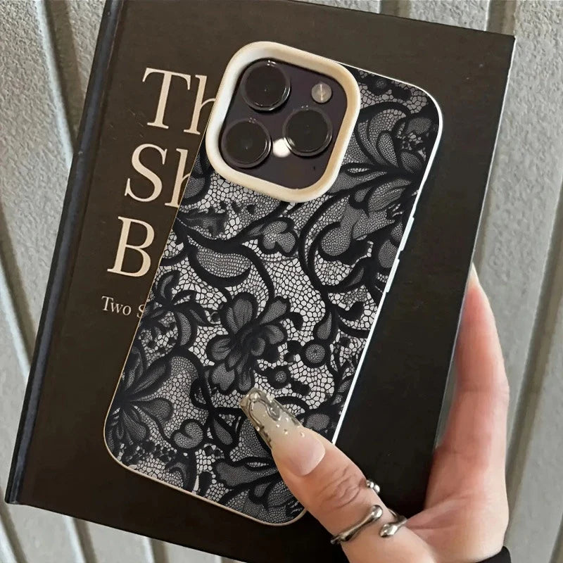 Unik iPhone-veske med blondemønster. Forbedrer din mobil med eleganse og sikker beskyttelse. Slank passform.