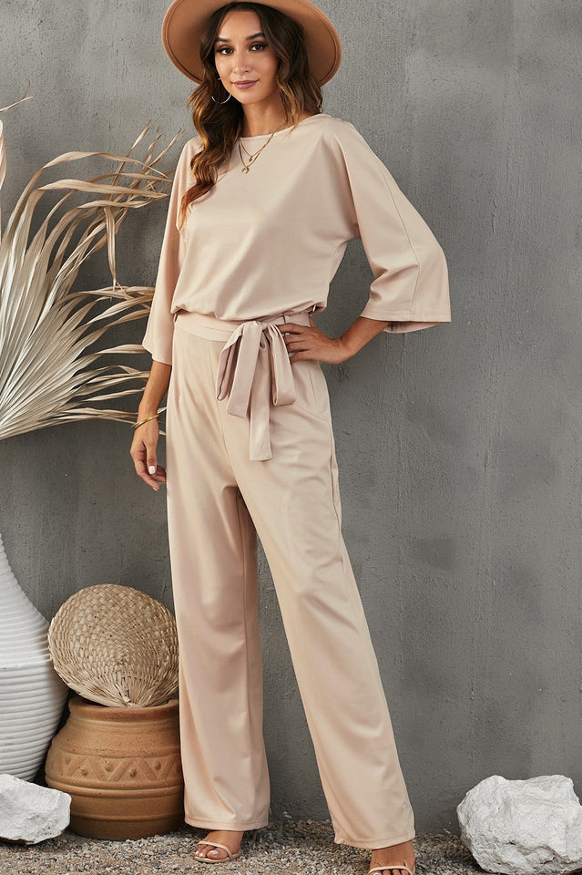 Komfortabel jumpsuit med vide ben for kvinner, elegant midjebelte, moderne stil.