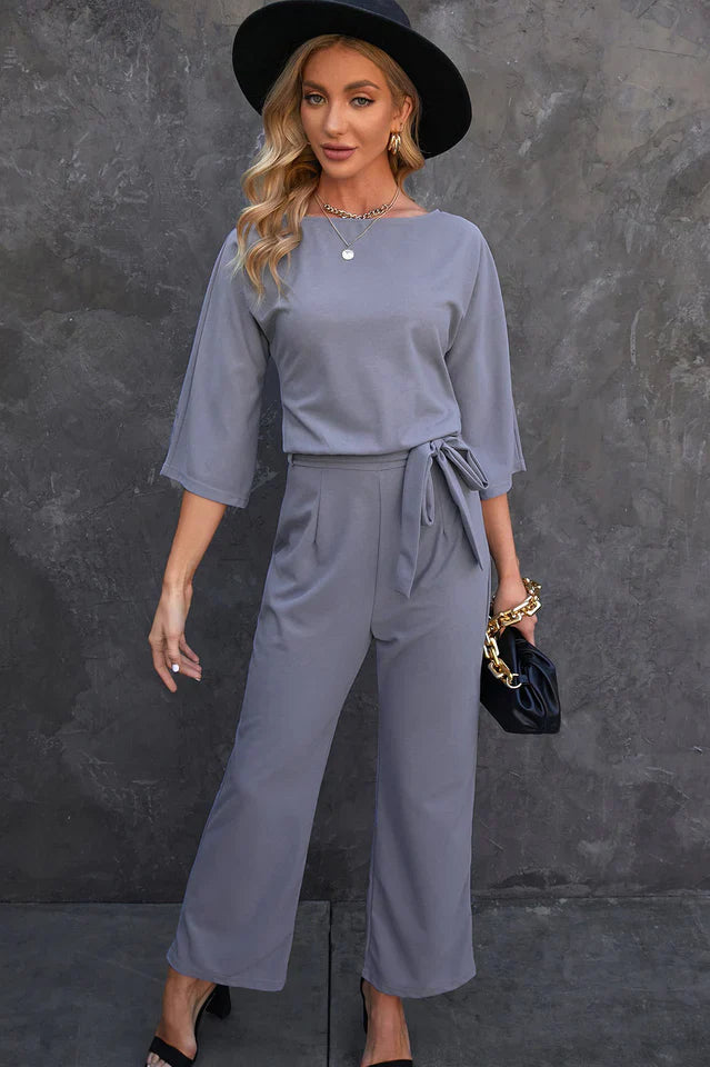 Elegant damejumpsuit med brede ben, perfekt som festantrekk eller hverdagsstil.
