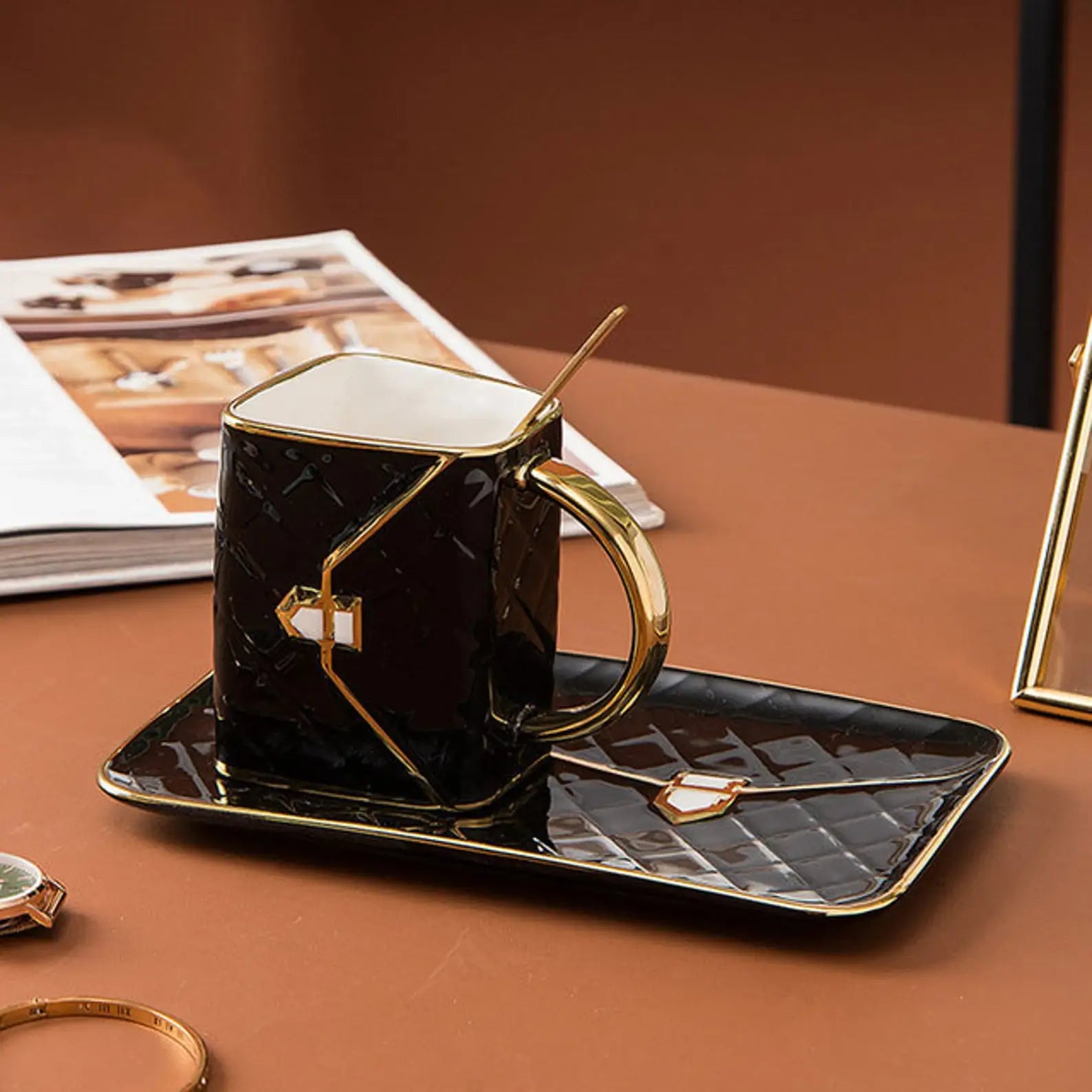 Elegant keramikk krussett formet som håndveske. Perfekt for kaffe og te. Unik gave til hjemmet.