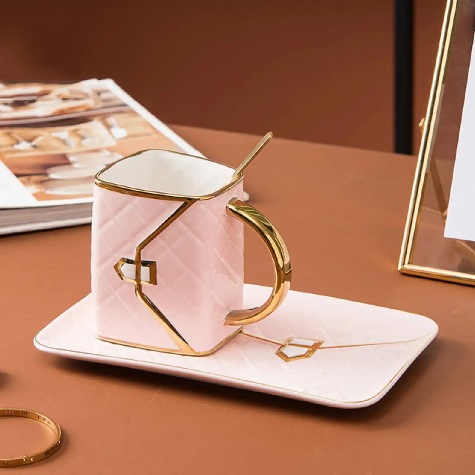Stilfullt krussett i porselen. Elegant håndveskedesign for kaffe- eller tedrikking. Et unikt innslag.