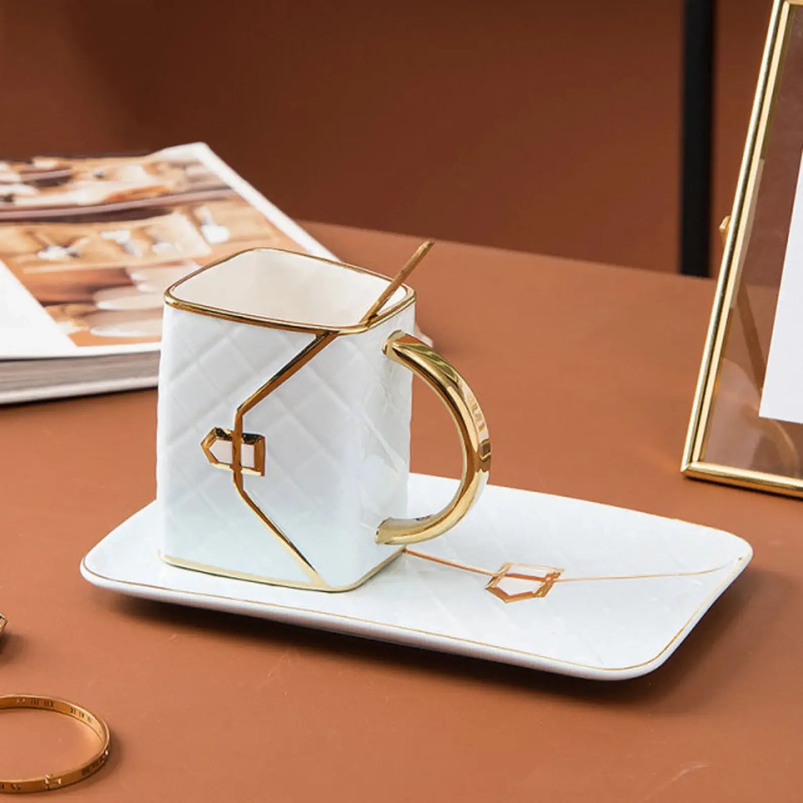 Unikt gave krussett i keramikk. Håndveske-inspirert design for kaffe og te. Elegant kjøkkeninnredning.
