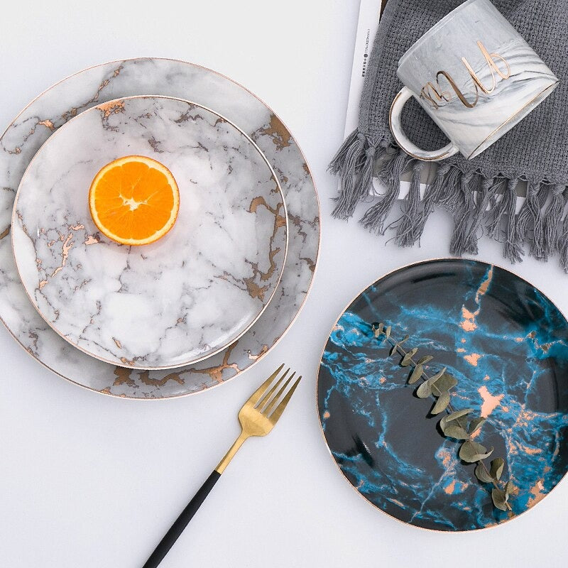 Solid keramikk marmorplate med sofistikert gull design. Et elegant tillegg til serviset.