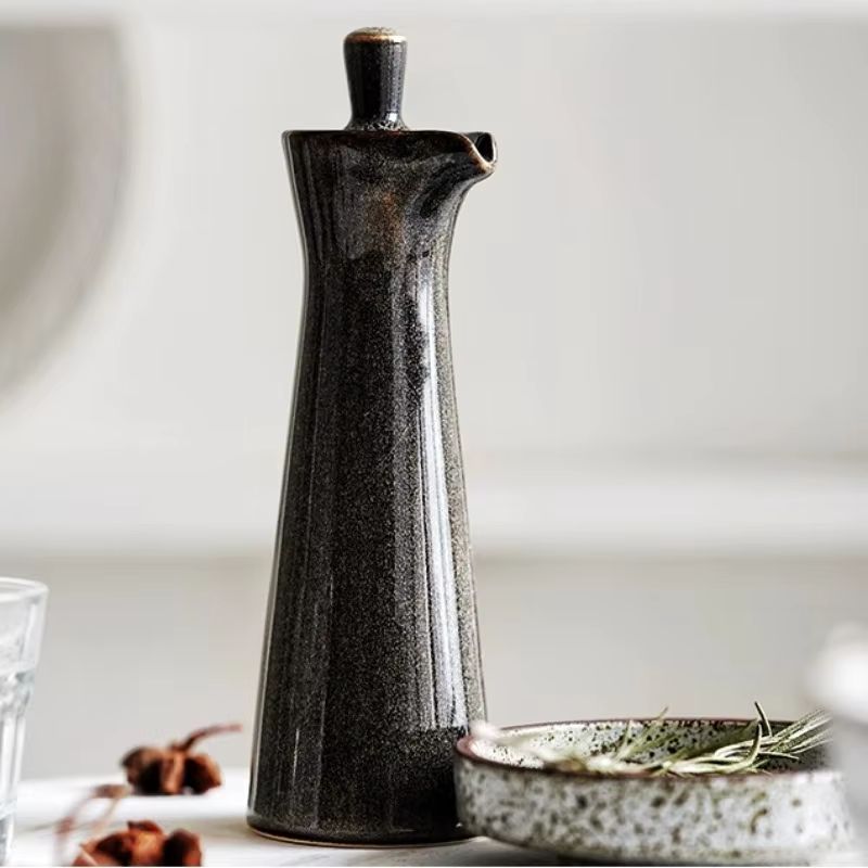 Keramikk kjøkkenflaske med kork, håndlaget for olje og urter. Tidløs nordisk design, perfekt for servering.