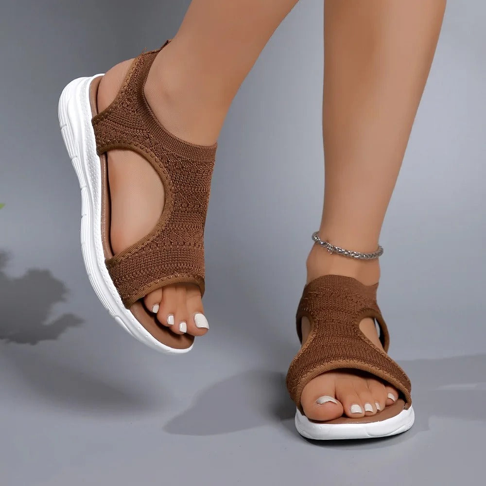 Pustende kilesandaler for damer, med åpen tå og slip-on design for ferie.