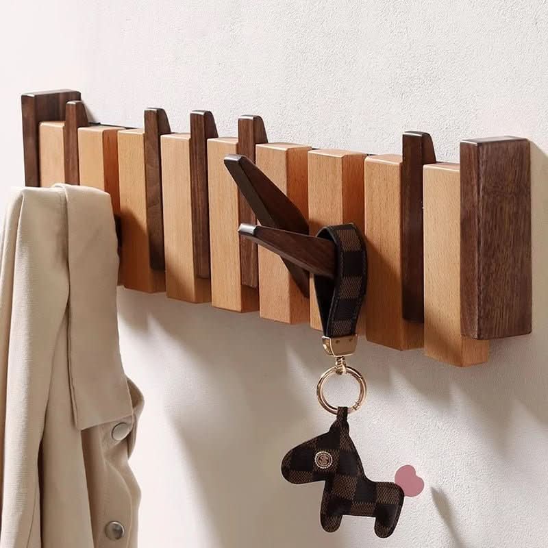 Sammenleggbart vegghengt klesstativ i pianostil. Praktisk og dekorativ løsning for hjemmets garderobe.