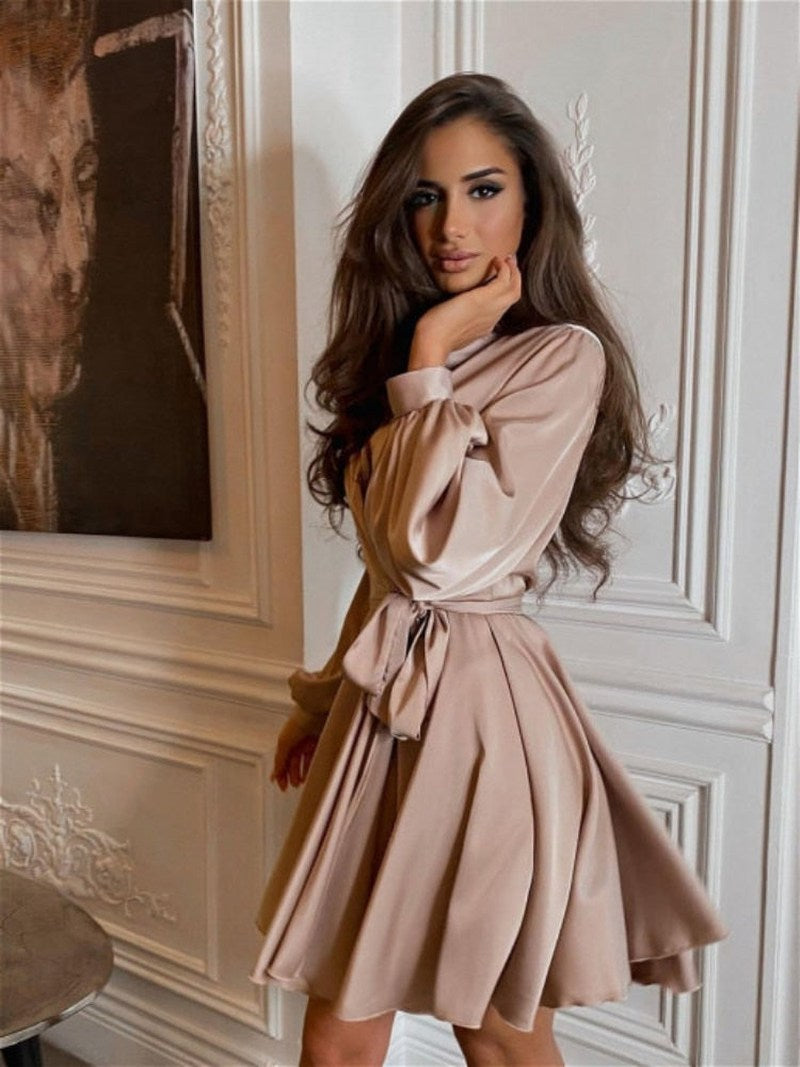 Formell dame festkjole i sateng. Elegant kjole for bryllup, middager og spesielle anledninger.