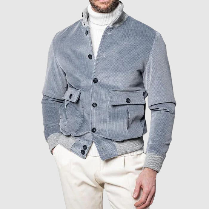 Nær bilde av tekstur på en ribbet herrejakke. Komfortabel og elegant for et moderne, avslappet ytterplagg.