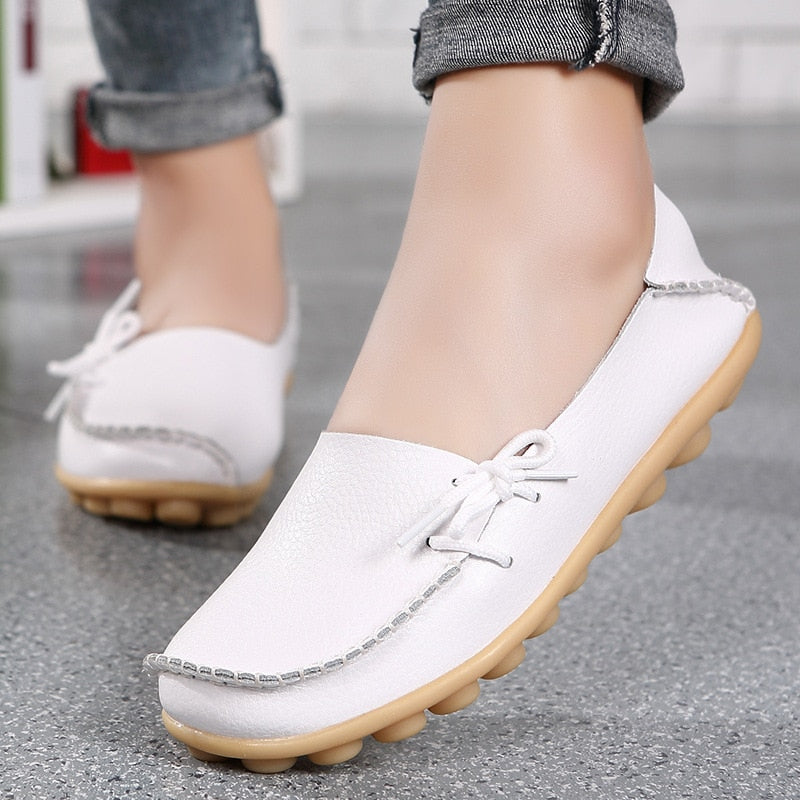 Vår- og sommersko: komfortable, elegante slip-on loafers for kvinner. Trendy hverdagssko.