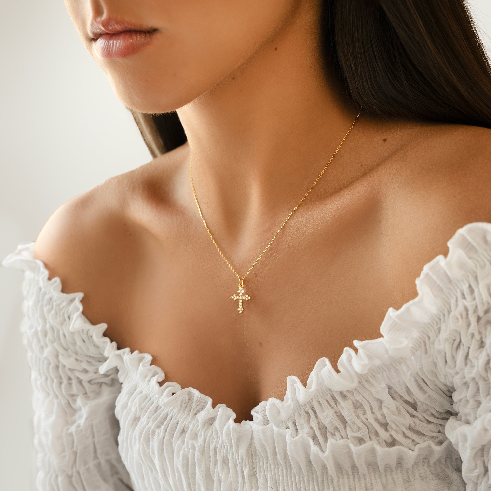 Symbolsk damesmykke: Justerbart korskjede i sølv med cubic zirconia, perfekt som elegant gave.