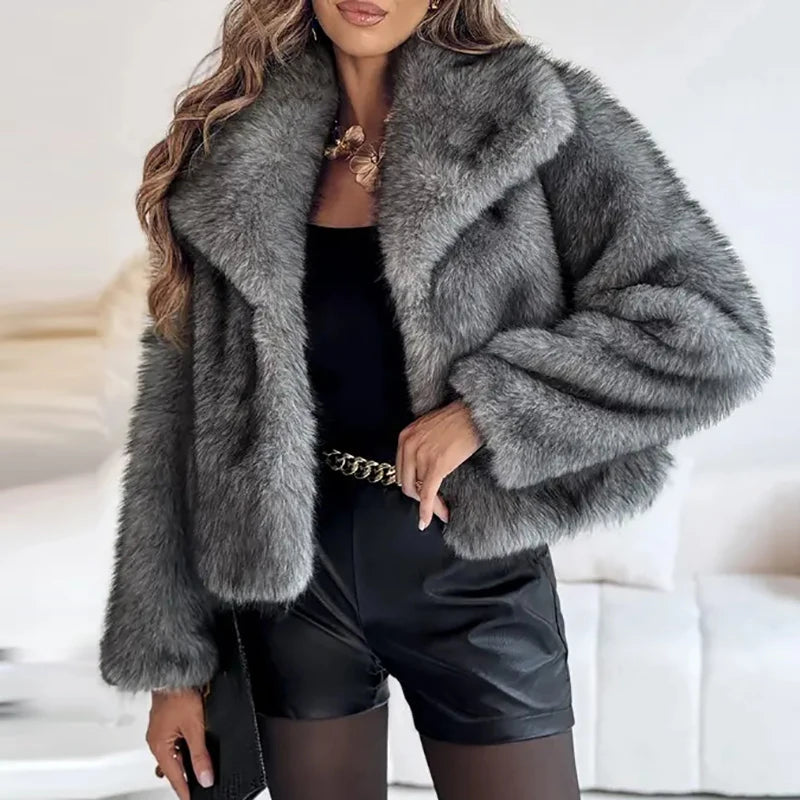 Sideprofil av dame i kort, elegant fuskepelsjakke. Varm og trendy vinterjakke for kvinner.