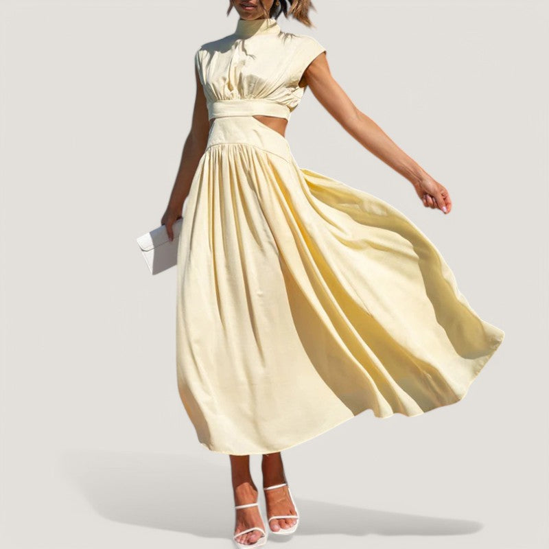 Moderne maxikjole i polyester for kvinner. Elegant kortermet og høy hals, perfekt som festkjole.