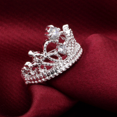 Glamorøs damering med glitrende kubisk zirkonia i kronedesign. Sølvfarget smykke, en elegant festring.