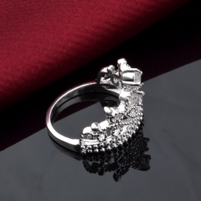 Vakker krystallring til dame, sølvfarget med elegant kronedesign. Et klassisk smykke som passer til alt.