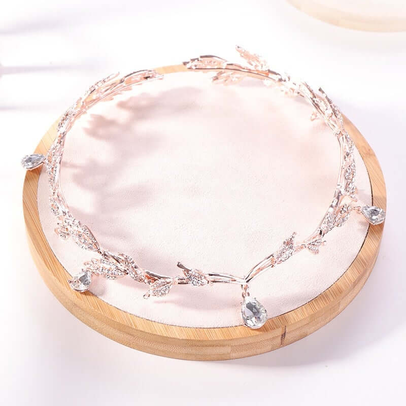 Gullbelagt krystallkrone for dame, elegant tiara til fest, ball eller brud, med skinnende krystaller.