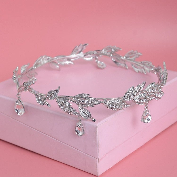 Krystallkrone for kvinner, elegant tiara med glitrende steiner, ideell hårpynt til bryllup eller fest.