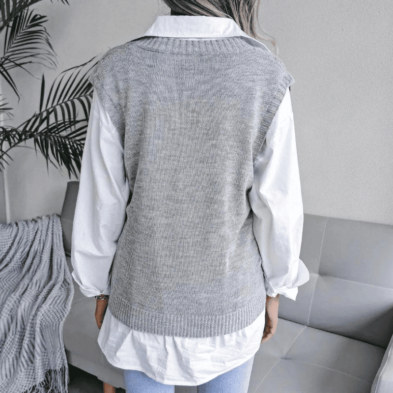 Grå strikkevest for kvinner med elegant V-hals og unikt diamantmønster. En klassisk og komfortabel gilet.