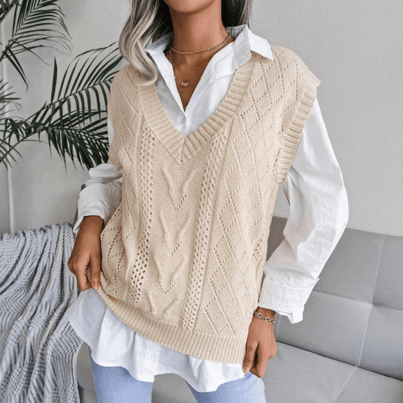 Moderne V-hals gilet for dame med delikat diamantmønster. Perfekt ermeløs vest for lag-på-lag mote i blått.