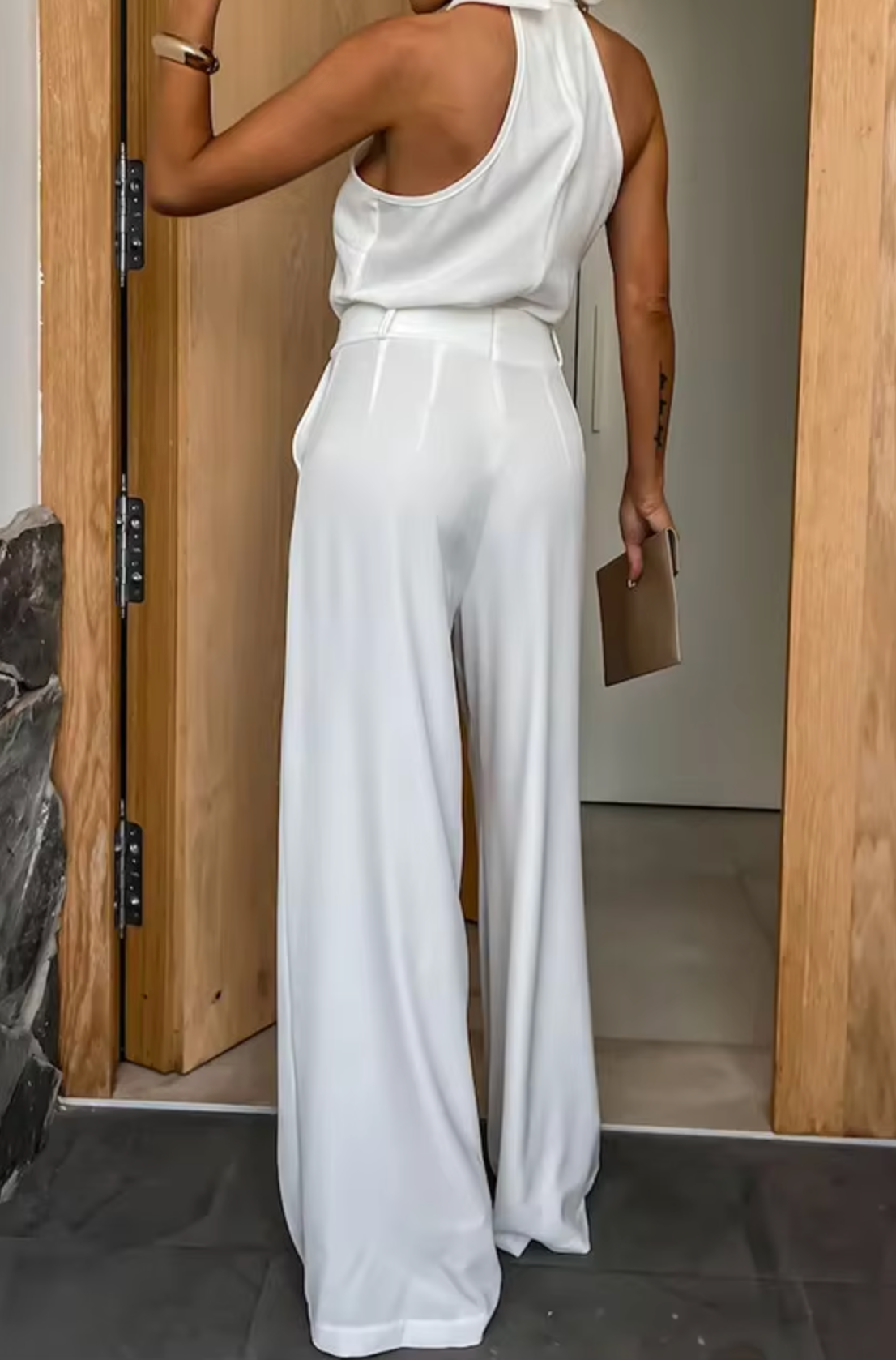 Behagelig og tidløs kvinneoverall med vide ben og høy hals. Ideell for en elegant og moderne look.