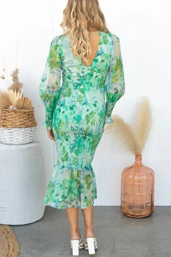 Klassisk elegant kvinne kjole i tidløs stil. Komfortabel og flatterende sommerkjole, vårkjole og hverdagskjole.