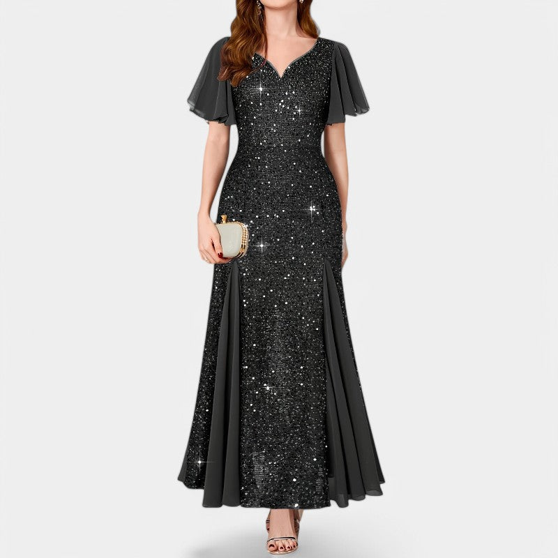 Vakker kvinne maxikjole i polyester med hjerteutskjæring. En tidløs og elegant kjole for enhver festlig anledning.
