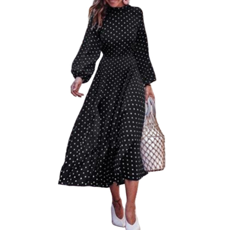 Elegant kvinne maxikjole med polka prikker og lange ermer. Allsidig vintage stil, perfekt som festkjole eller hverdagskjole.