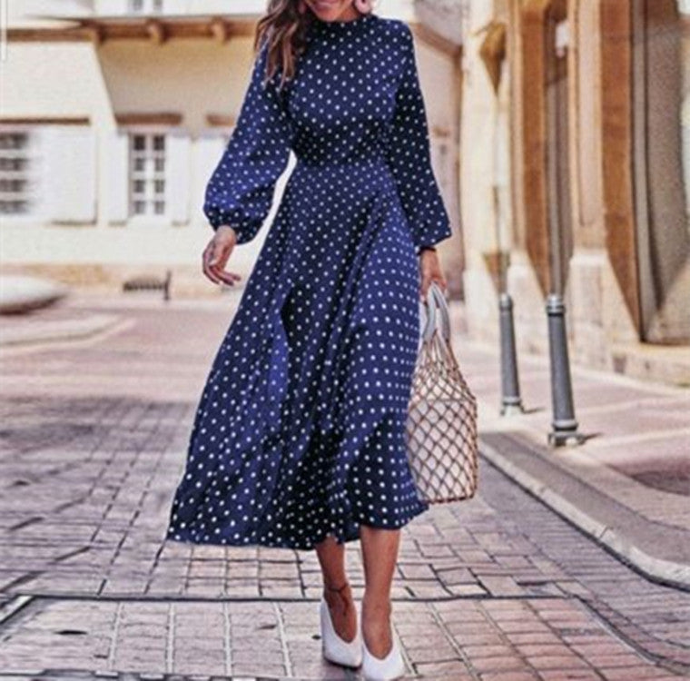 Polka prikket maxikjole for kvinner, med lange ermer. Klassisk design for en elegant look, ideell som fest- eller hverdagsantrekk.