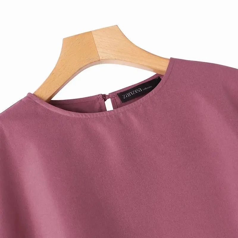 Allsidig kvinnebluse med volanger og 3/4-ermer, enkel å style for elegant eller uformell bruk.