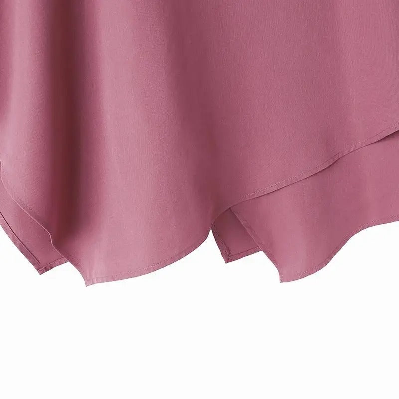 Kvinnelig modell iført elegant 3/4-ermet bluse med volanger, viser komfortabel mote.