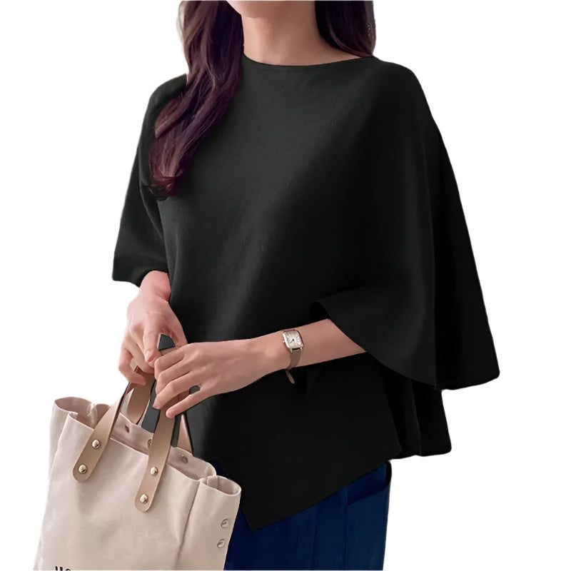 Nærbilde av detaljer på 3/4-ermet kvinnebluse med volanger; elegant og feminint design.