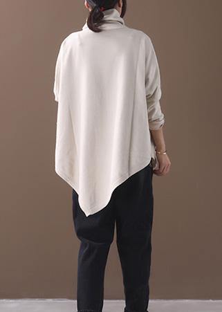 Damebluse med unik asymmetrisk hem og trendy høy hals. En komfortabel og stilfull kvinnetopp.
