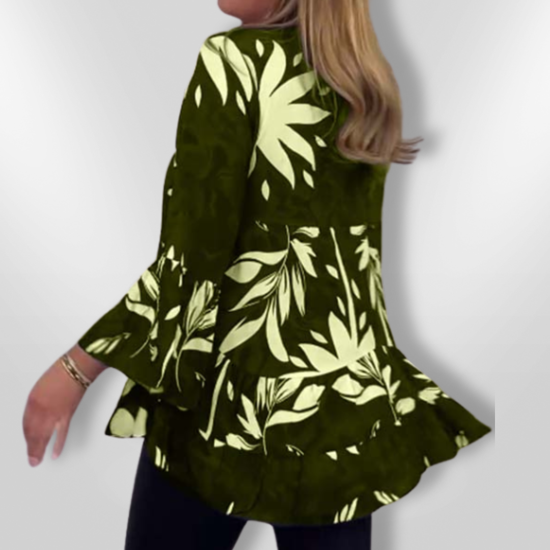 Moteriktig vårbluse for kvinner med lekkert blomstertrykk og stilige evasert ermer. Elegant bohemstil.