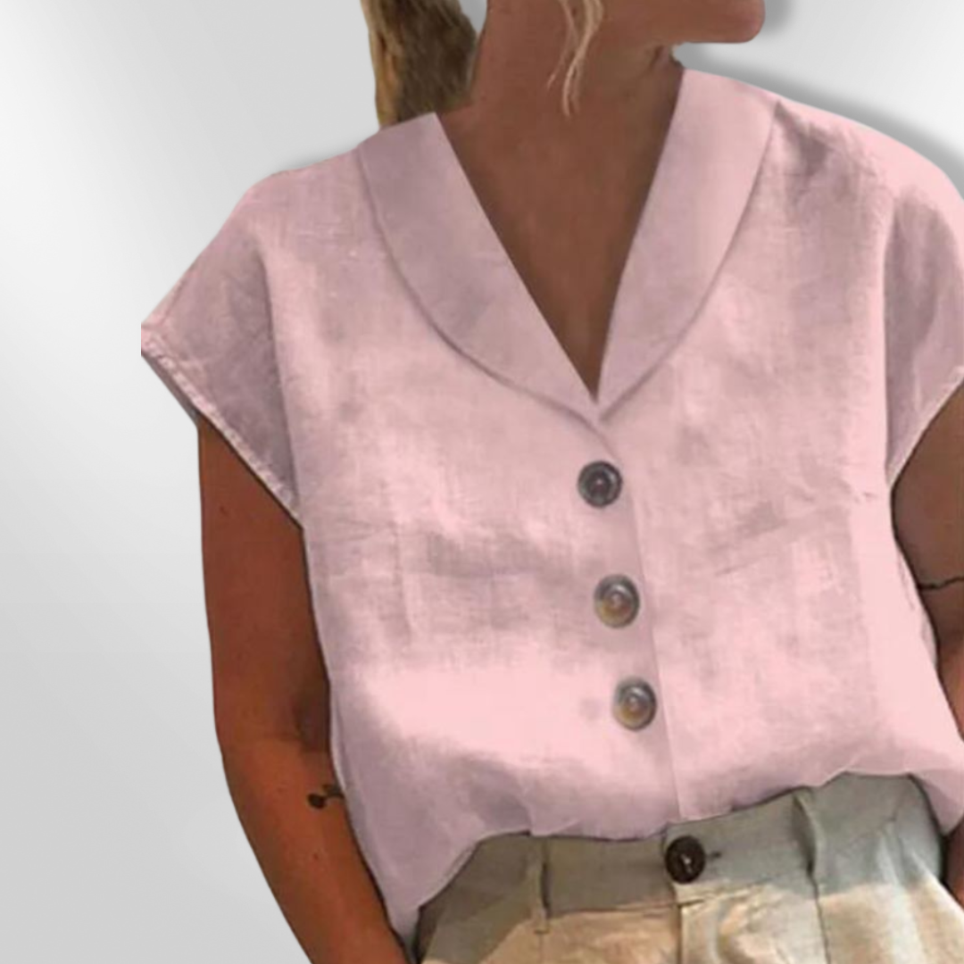 Komfortabel moderne kvinnebluse med iøynefallende bred krage og stilige store knapper for hverdagsbruk.
