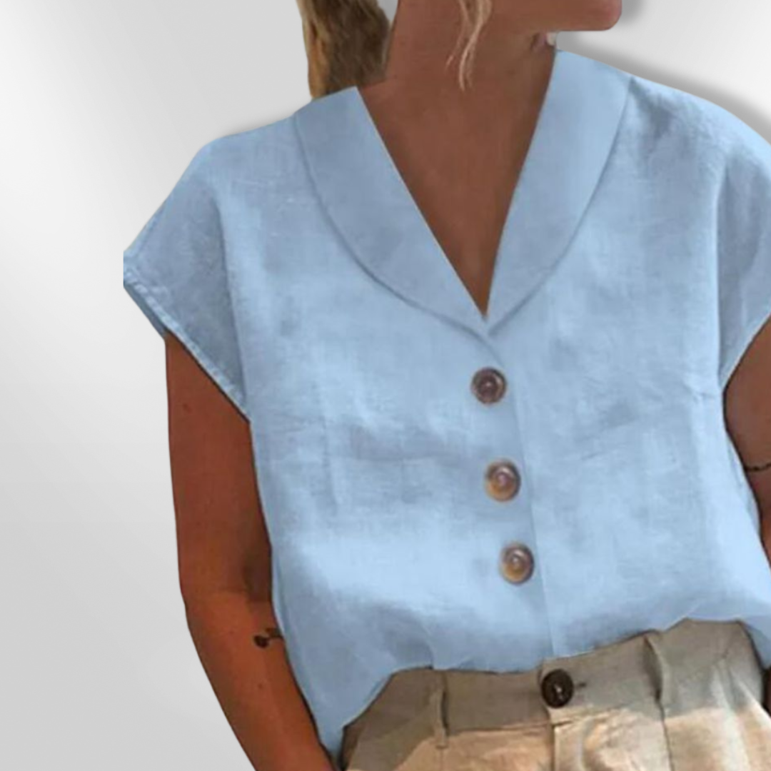 Detalj av elegant kvinnebluse: bred krage og moderne store knapper. Flott som arbeidsbluse eller fritidsbluse.