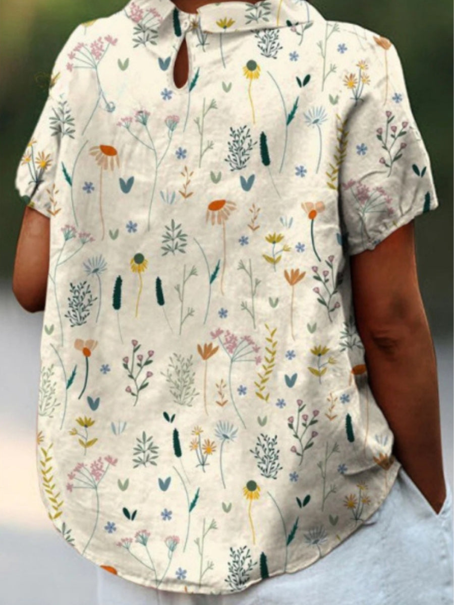 Lett kvinnebluse i pastellfarger med delikat blomsterprint. Komfortabel sommerbluse, ideell for hverdagsbruk og fritid.