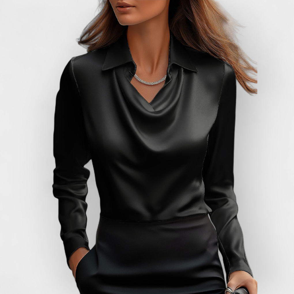 Langermet kvinnebluse med elegant vannfallskrage, glatt stoff. Ideell for et stilrent fest- eller kontorantrekk.