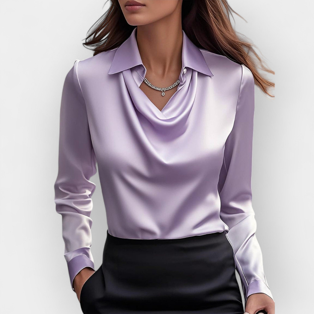 Stilren kvinnebluse med drapert vannfallskrage og glatt, glansfull overflate. Langermet, elegant mote.