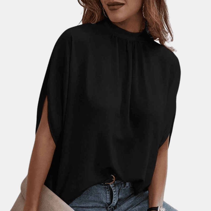 Moteriktig kvinnebluse med elegante 3/4 ermer og raffinerte splittdetaljer, perfekt for vår og høst.