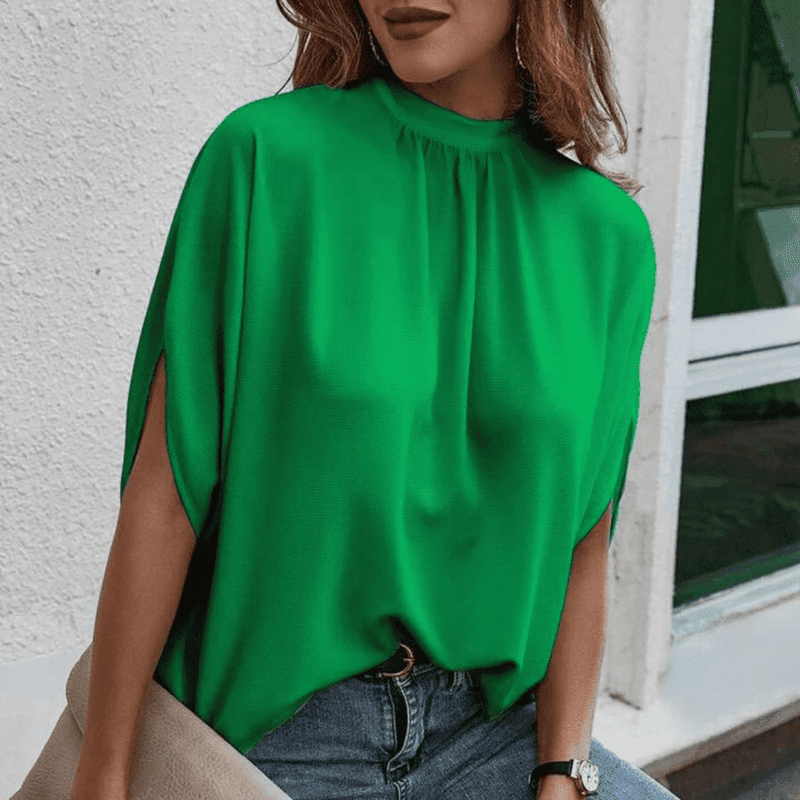Stilig kvinnebluse med halvlange ermer, elegant design og praktiske splittdetaljer, flott for fritid og kontor.