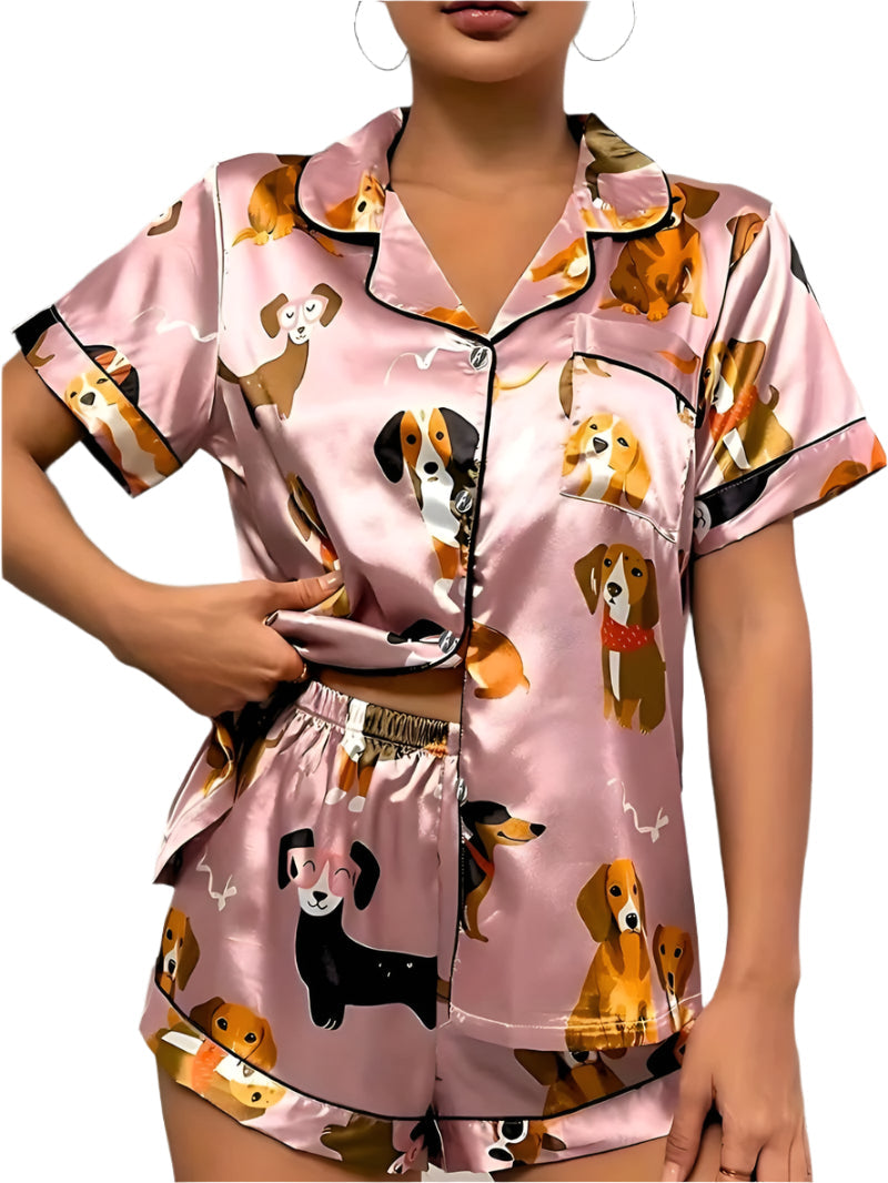 Elegant kvinnepyjamas sett med knappefront og shorts. Komfortabelt nattøy for sommeren og avslapning hjemme.
